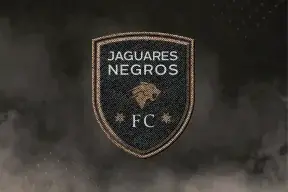 Escudo de Jaguares Negros FC sobre fondo de cancha
