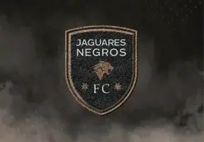 Escudo de Jaguares Negros FC sobre fondo de cancha